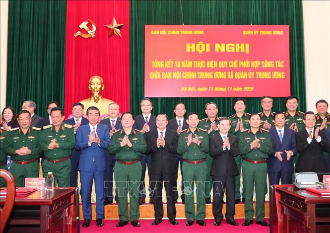 Các đồng chí lãnh đạo Ban Nội chính Trung ương, Quân ủy Trung ương và đại biểu dự hội nghị. Ảnh: Trọng Đức - TTXVN