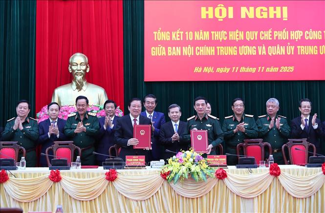 Trưởng Ban Nội chính Trung ương Phan Đình Trạc và Đại tướng Phan Văn Giang, Bộ trưởng Bộ Quốc phòng ký kết Quy chế phối hợp công tác (sửa đổi). Ảnh: Trọng Đức - TTXVN
