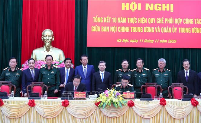 Trưởng Ban Nội chính Trung ương Phan Đình Trạc và Đại tướng Phan Văn Giang, Bộ trưởng Bộ Quốc phòng ký kết Quy chế phối hợp công tác (sửa đổi). Ảnh: Trọng Đức - TTXVN