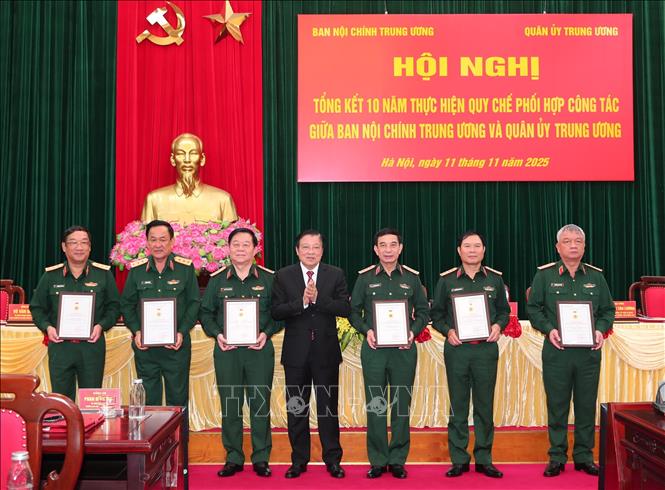Trưởng Ban Nội chính Trung ương Phan Đình Trạc trao Kỷ niệm chương cho các đồng chí lãnh đạo Quân ủy Trung ương. Ảnh: Trọng Đức - TTXVN