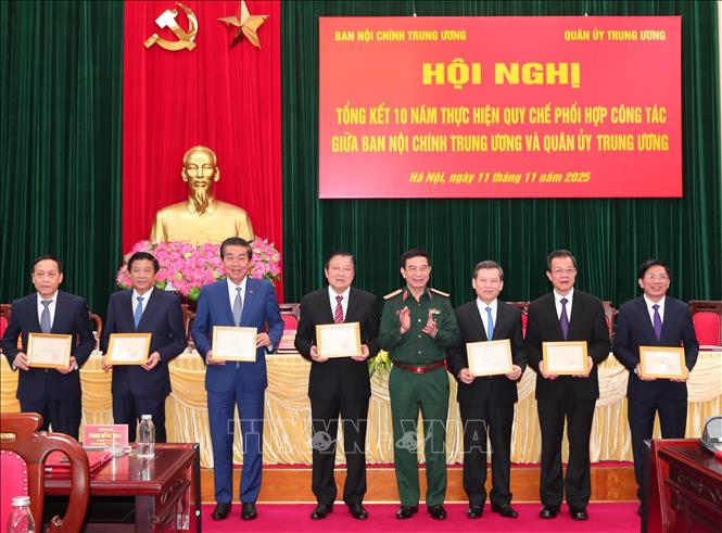 Đại tướng Phan Văn Giang, Bộ trưởng Bộ Quốc phòng trao Kỷ niệm chương cho các đồng chí lãnh đạo Ban Nội chính Trung ương. Ảnh: Trọng Đức - TTXVN