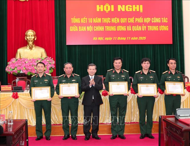 Phó Trưởng Ban Thường trực Ban Nội chính Trung ương Lê Minh Trí trao Kỷ niệm chương cho các cá nhân của Bộ Quốc phòng. Ảnh: Trọng Đức - TTXVN