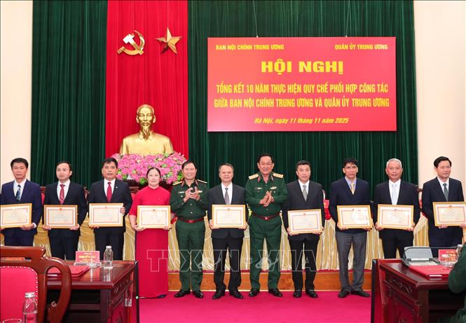 Đại tướng Nguyễn Tân Cương, Tổng Tham mưu trưởng, Thứ trưởng Bộ Quốc phòng trao Kỷ niệm chương cho các đơn vị, cá nhân Ban Nội chính Trung ương. Ảnh: Trọng Đức - TTXVN