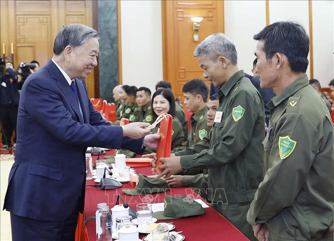 Tổng Bí thư Tô Lâm tặng quà cho các đại biểu. Ảnh: Thống Nhất – TTXVN