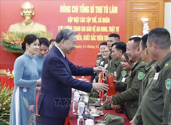 Tổng Bí thư Tô Lâm tặng quà cho các đại biểu. Ảnh: Thống Nhất – TTXVN