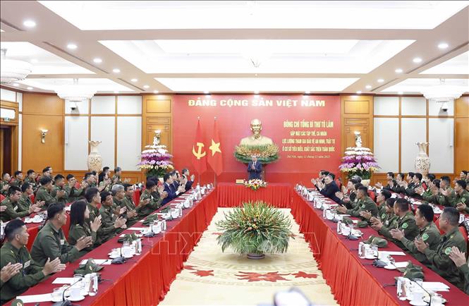 Tổng Bí thư gặp mặt đại biểu tiêu biểu toàn quốc tham gia bảo vệ an ninh, trật tự ở cơ sở. Ảnh: Thống Nhất – TTXVN