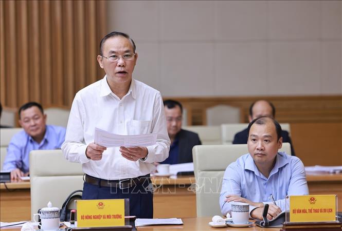 Thứ trưởng Bộ Nông nghiệp và Môi trường Phùng Đức Tiến báo cáo kết quả phòng, chống khai thác hải sản bất hợp pháp. Ảnh: Dương Giang-TTXVN
