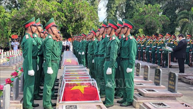 Quang cảnh Lễ viếng, truy điệu và an táng 18 hài cốt liệt sĩ hy sinh tại xã Ia Boòng, tỉnh Gia Lai. Ảnh: Hoài Nam - TTXVN