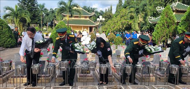 Quang cảnh Lễ viếng, truy điệu và an táng 18 hài cốt liệt sĩ hy sinh tại xã Ia Boòng, tỉnh Gia Lai. Ảnh: Hoài Nam - TTXVN