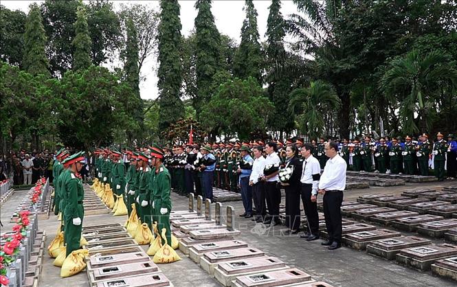 Quang cảnh Lễ viếng, truy điệu và an táng 18 hài cốt liệt sĩ hy sinh tại xã Ia Boòng, tỉnh Gia Lai. Ảnh: Hoài Nam - TTXVN