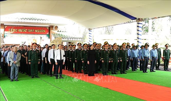 Quang cảnh Lễ viếng, truy điệu và an táng 18 hài cốt liệt sĩ hy sinh tại xã Ia Boòng, tỉnh Gia Lai. Ảnh: Hoài Nam - TTXVN