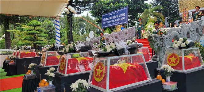 Hài cốt liệt sĩ hy sinh được quàn trang nghiêm trước khi an táng. Ảnh: Hoài Nam - TTXVN