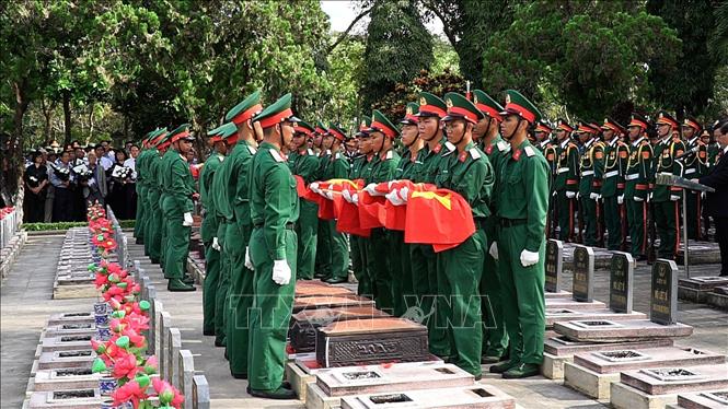 Quang cảnh Lễ viếng, truy điệu và an táng 18 hài cốt liệt sĩ hy sinh tại xã Ia Boòng, tỉnh Gia Lai. Ảnh: Hoài Nam - TTXVN