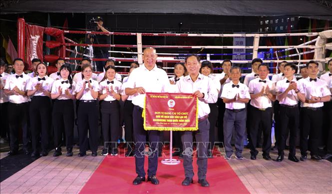 Lãnh đạo Sở Văn hóa, Thể thao và Du lịch thành phố nhận cờ lưu niệm dành cho đơn vị đăng cai. Ảnh: Hồng Thái - TTXVN