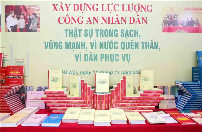 A book about the People’s Public Security force by late Party General Secretary Nguyen Phu Trong at the ceremony. VNA Photo: Phạm Kiên