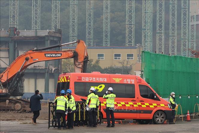 Hiện trường vụ sập tháp nhà máy nhiệt điện ở Ulsan, Hàn Quốc, ngày 11/11/2025. Ảnh: Yonhap/TTXVN