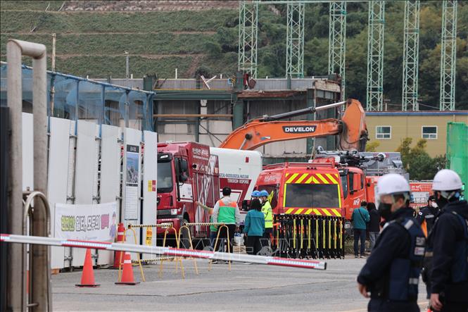 Hiện trường vụ sập tháp nhà máy nhiệt điện ở Ulsan, Hàn Quốc. Ảnh: Yonhap/TTXVN