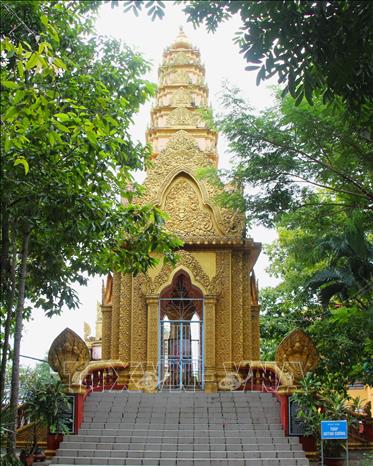 Trong khuôn viên chùa có Tháp và bia tưởng niệm ông Huỳnh Cương, người cống hiến cho sự nghiệp đại đoàn kết toàn dân tộc, góp phần giải phóng miền Nam, thống nhất đất nước. Ảnh: Nguyễn Hằng - TTXVN