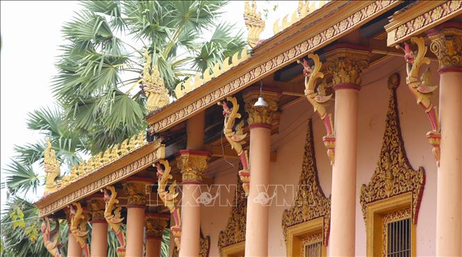 Vòm mái, cột được trang trí họa tiết tinh xảo, sắc màu rực rỡ. Ảnh: Nguyễn Hằng - TTXVN  