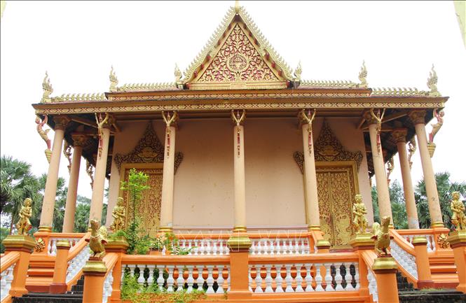 Vòm mái, cột chùa được khắc họa tiết tinh xảo, sắc màu rực rỡ. Ảnh: Nguyễn Hằng - TTXVN  