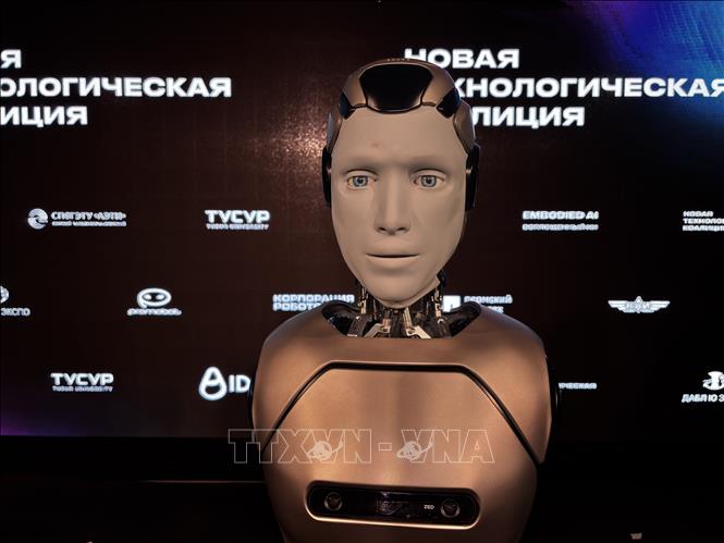 Robot AI hình người phiên bản để bàn có khả năng thể hiện 12 loại cảm xúc. Ảnh: Tâm Hằng - PV TTXVN tại LB Nga