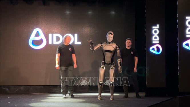 Robot AI hình người phiên bản đi được. Ảnh: Tâm Hằng - PV TTXVN tại LB Nga