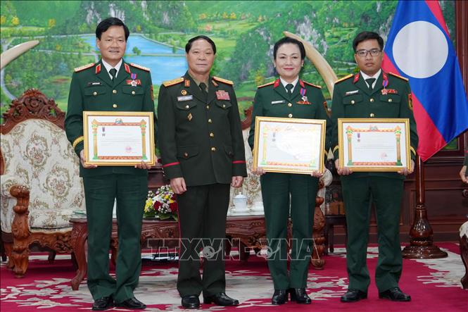 Trung tướng Vongsone Inpanphim trao tặng Huân chương Lao động hạng Nhì và hạng Ba của Nhà nước Lào cho các đồng chí phía Việt Nam có thành tích xuất sắc trong công tác khảo sát, bảo tồn các di tích tuyến Đường 559 - Đường Hồ Chí Minh trên lãnh thổ Lào. Ảnh: Đỗ Bá Thành - PV TTXVN tại Lào