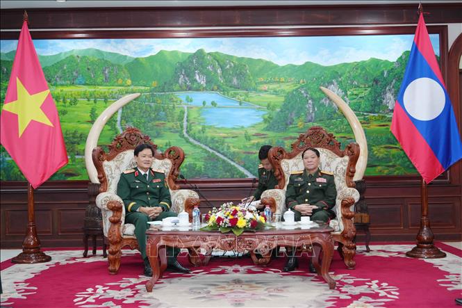 Trung tướng Nguyễn Văn Đức (trái), Cục trưởng Cục Tuyên huấn, Tổng cục Chính trị Quân đội nhân dân Việt Nam, chào xã giao Trung tướng Vongsone Inpanphim, Thứ trưởng Bộ Quốc phòng, Chủ nhiệm Tổng cục Chính trị Quân đội nhân dân Lào. Ảnh: Đỗ Bá Thành - PV TTXVN tại Lào