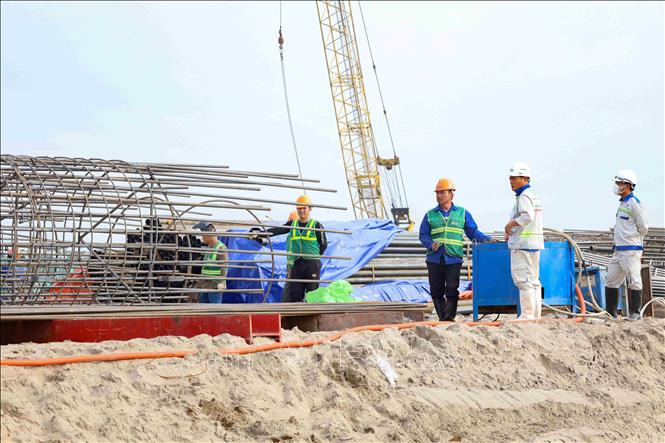 Đơn vị thi công tập trung nhân lực thực hiện các hạng mục dự án. Ảnh: Vũ Quang - TTXVN