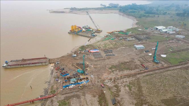 Nhiều máy móc được tập trung để đảm bảo tiến độ của dự án. Ảnh: Vũ Quang - TTXVN