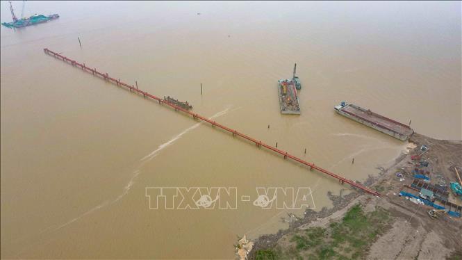 Cầu Hồng Hà là 1 trong 3 cây cầu lớn vượt sông Hồng thuộc dự án xây dựng đường Vành đai 4 Vùng Thủ đô. Ảnh: Vũ Quang - TTXVN