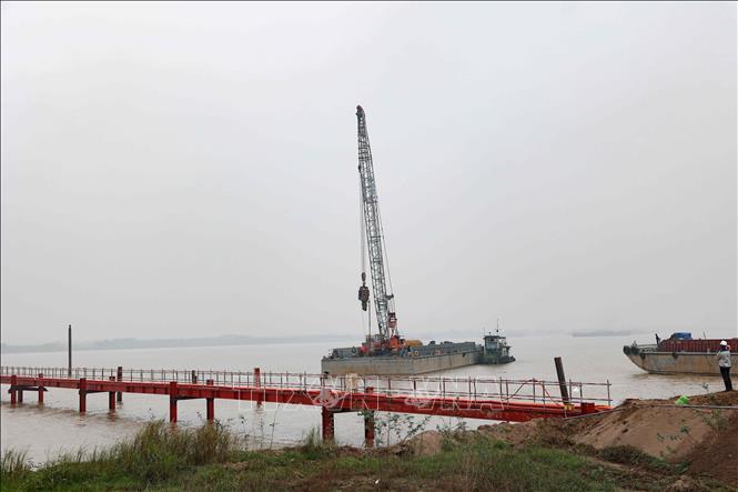 Nhiều máy móc được tập trung để đảm bảo tiến độ của dự án. Ảnh: Vũ Quang - TTXVN