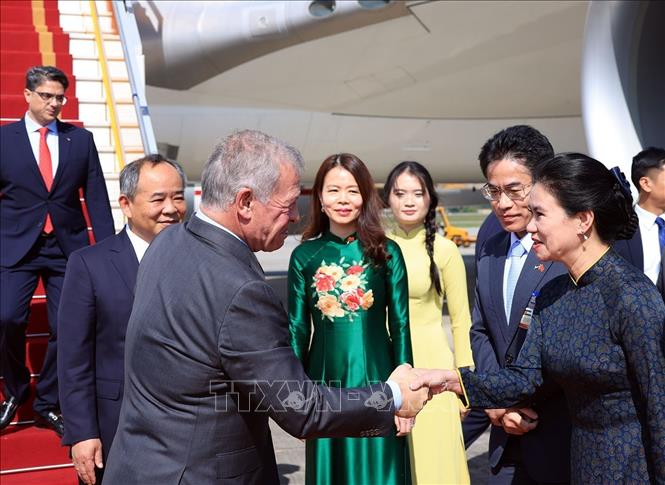 Đón Quốc vương Jordan Abdullah II Ibn Al Hussein tại sân bay quốc tế Nội Bài. Ảnh: Tuấn Anh - TTXVN