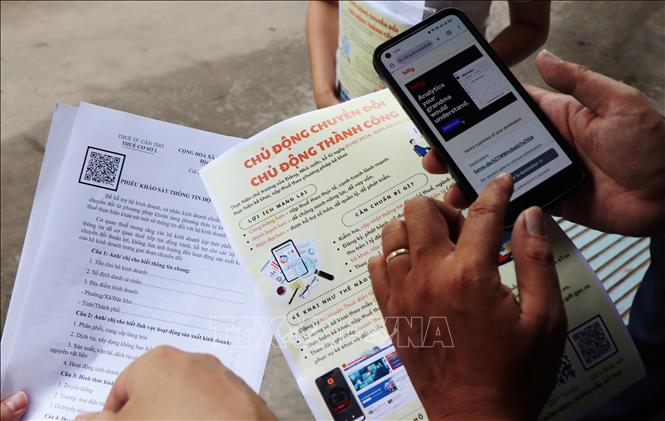 Hộ kinh doanh cài đặt phần mềm eTax Mobile tự kê khai thuế. Ảnh: Thu Hiền - TTXVN