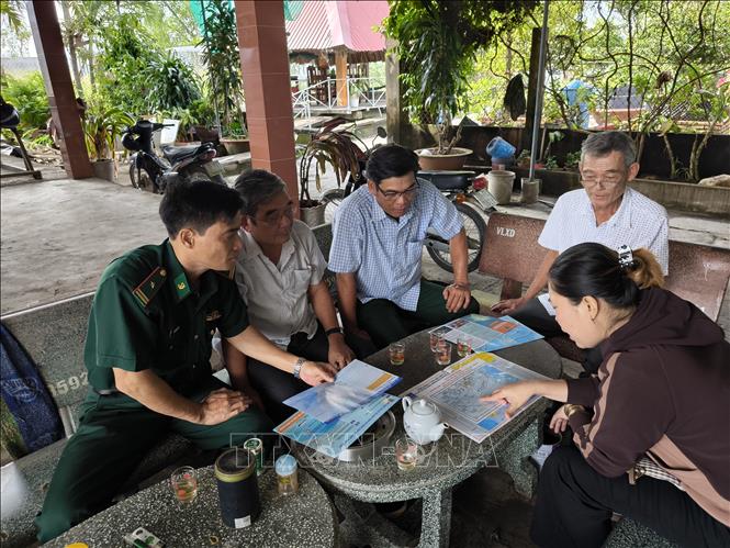 Lực lượng biên phòng phối hợp chính quyền địa phương tuyên truyền chống khai thác IUU tại xã Tân Thủy, tỉnh Vĩnh Long. Ảnh: Huỳnh Phúc Hậu - TTXVN