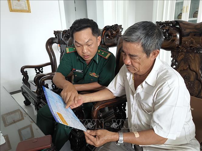 Lực lượng biên phòng  tuyên truyền chống khai thác IUU tại xã Tân Thủy, tỉnh Vĩnh Long. Ảnh: Huỳnh Phúc Hậu - TTXVN