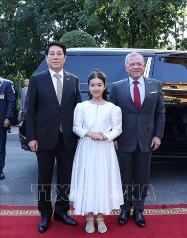 Thiếu nhi Thủ đô Hà Nội chào đón Chủ tịch nước Lương Cường và Quốc vương Jordan Abdullah II Ibn Al Hussein. Ảnh: Lâm Khánh – TTXVN