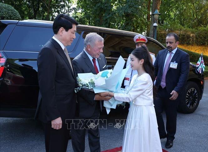 Thiếu nhi Thủ đô Hà Nội tặng hoa Quốc vương Jordan Abdullah II bin Al Hussein tại lễ đón. Ảnh: Lâm Khánh – TTXVN