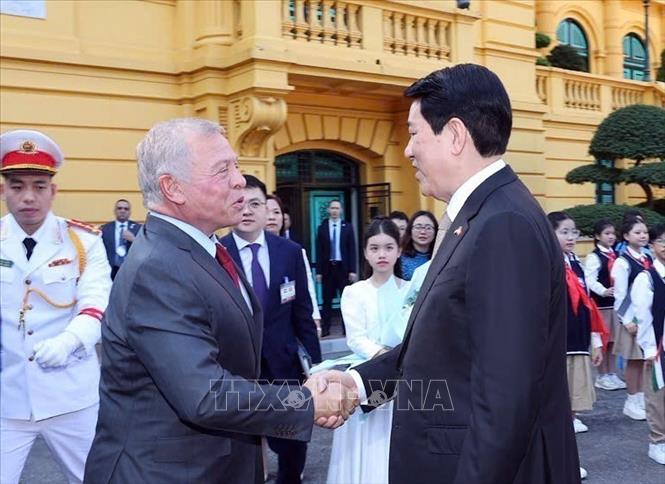 Chủ tịch nước Lương Cường đón Quốc vương Jordan Abdullah II bin Al Hussein. Ảnh: Lâm Khánh – TTXVN
