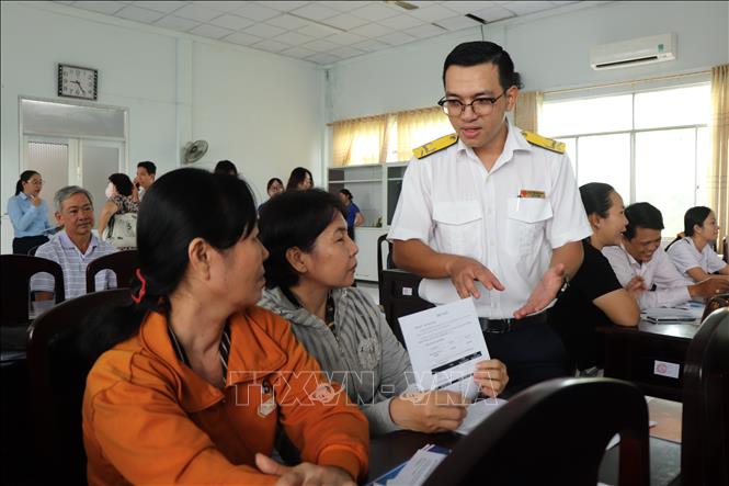 Nhiều hộ kinh doanh còn tâm lý e ngại, lo lắng về việc phải thực hiện sổ sách kế toán, kê khai thuế và chi phí cài đặt hóa đơn điện tử, nhất là các hộ có quy mô nhỏ, doanh thu thấp. Ảnh: Thu Hiền - TTXVN
