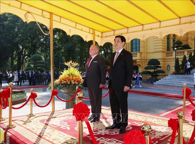 Chủ tịch nước Lương Cường và Quốc vương Jordan Abdullah II bin Al Hussein trên bục danh dự, nghe Quân nhạc cử Quốc thiều hai nước. Ảnh: Lâm Khánh – TTXVN
