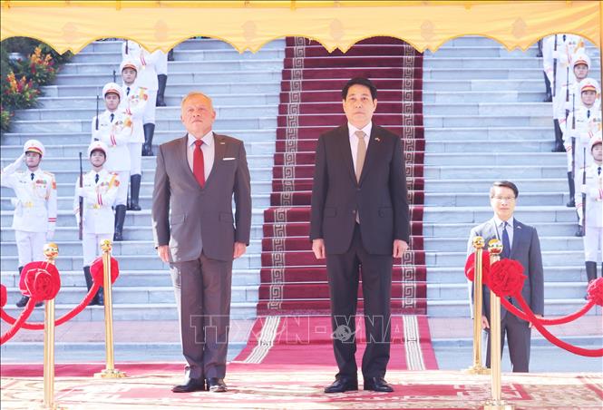 Chủ tịch nước Lương Cường và Quốc vương Jordan Abdullah II bin Al Hussein trên bục danh dự, nghe Quân nhạc cử Quốc thiều hai nước. Ảnh: Lâm Khánh – TTXVN