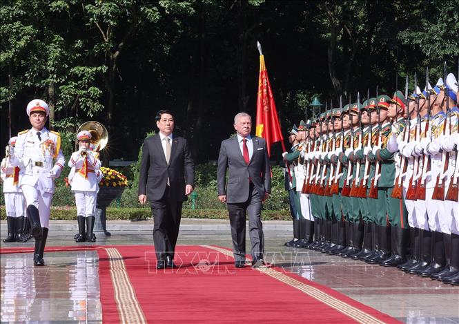 Chủ tịch nước Lương Cường và Quốc vương Jordan Abdullah II bin Al Hussein duyệt Đội danh dự Quân đội nhân dân Việt Nam. Ảnh: Lâm Khánh – TTXVN