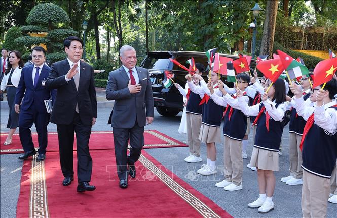 Thiếu nhi Thủ đô Hà Nội chào mừng Quốc vương Jordan Abdullah II bin Al Hussein thăm chính thức Việt Nam. Ảnh: Lâm Khánh – TTXVN
