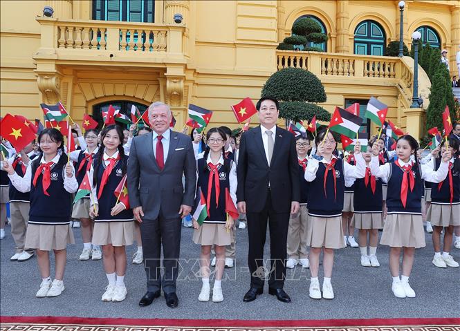 Chủ tịch nước Lương Cường và Quốc vương Jordan Abdullah II bin Al Hussein với Thiếu nhi Thủ đô Hà Nội tại Lễ đón. Ảnh: Lâm Khánh – TTXVN