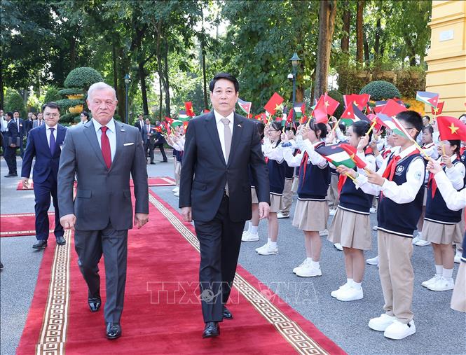 Thiếu nhi Thủ đô Hà Nội chào đón Quốc vương Jordan Abdullah II bin Al Hussein thăm chính thức Việt Nam. Ảnh: Lâm Khánh – TTXVN