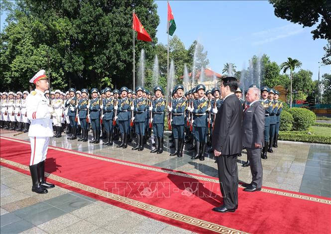 Chủ tịch nước Lương Cường và Quốc vương Jordan Abdullah II bin Al Hussein duyệt Đội danh dự Quân đội nhân dân Việt Nam. Ảnh: Lâm Khánh – TTXVN
