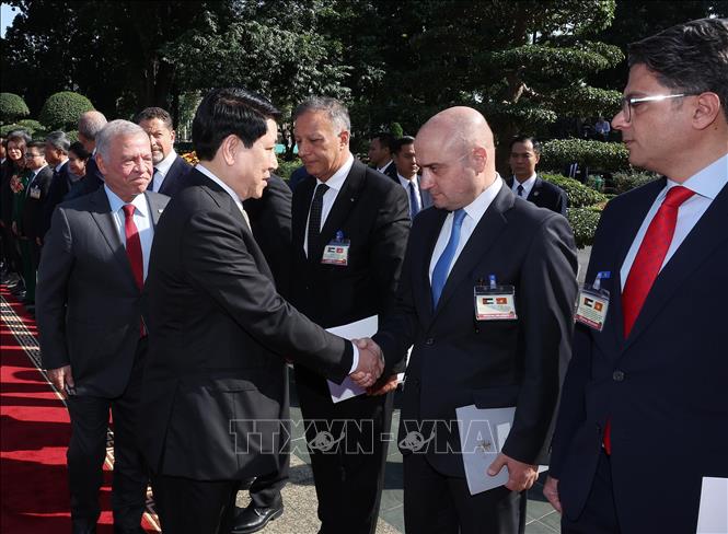 Chủ tịch nước Lương Cường bắt tay các thành viên đoàn Jordan. Ảnh: Lâm Khánh – TTXVN