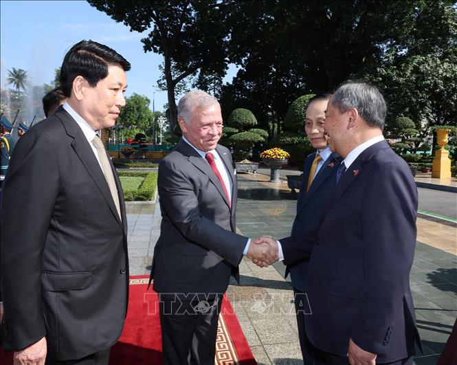 Chủ tịch nước Lương Cường giới thiệu thành viên đoàn Việt Nam với Quốc vương Jordan. Ảnh: Lâm Khánh – TTXVN