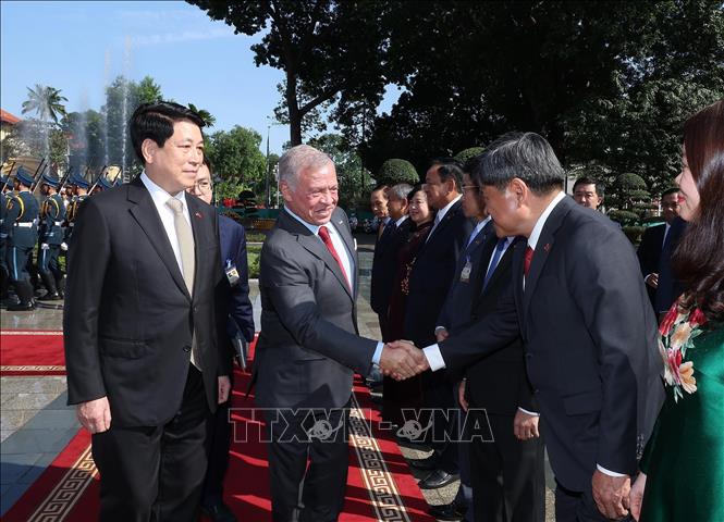 Chủ tịch nước Lương Cường giới thiệu thành viên đoàn Việt Nam với Quốc vương Jordan. Ảnh: Lâm Khánh – TTXVN